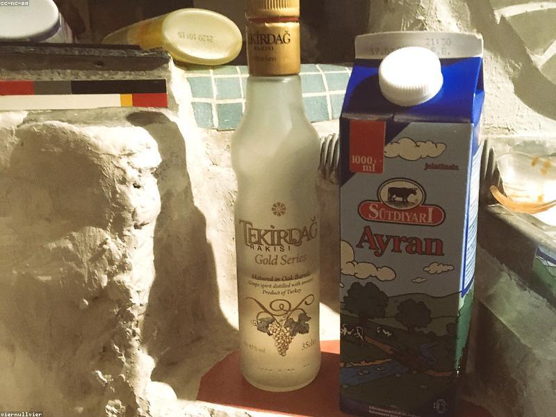 Buğulu kadehte rakı